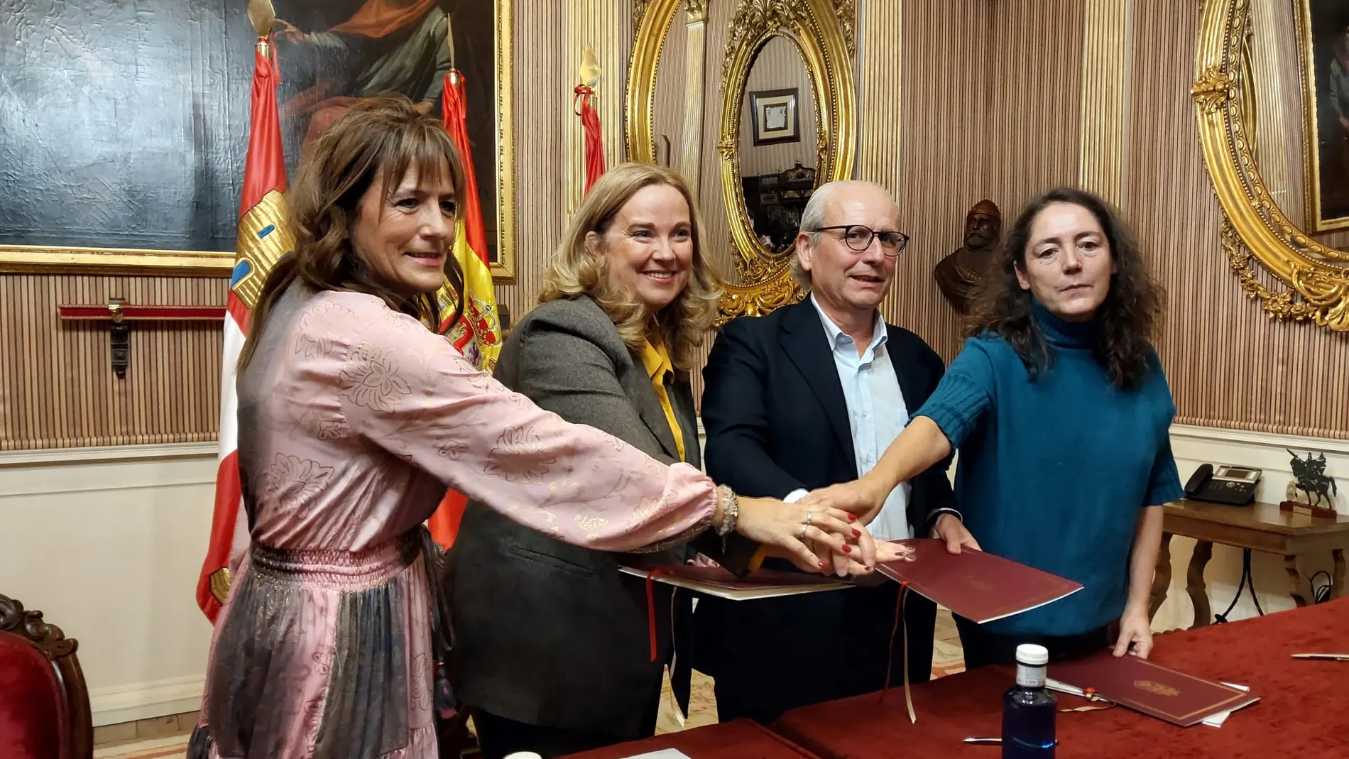 Cristina Ayala durante la firma del convenio con los agentes sociales de Burgos