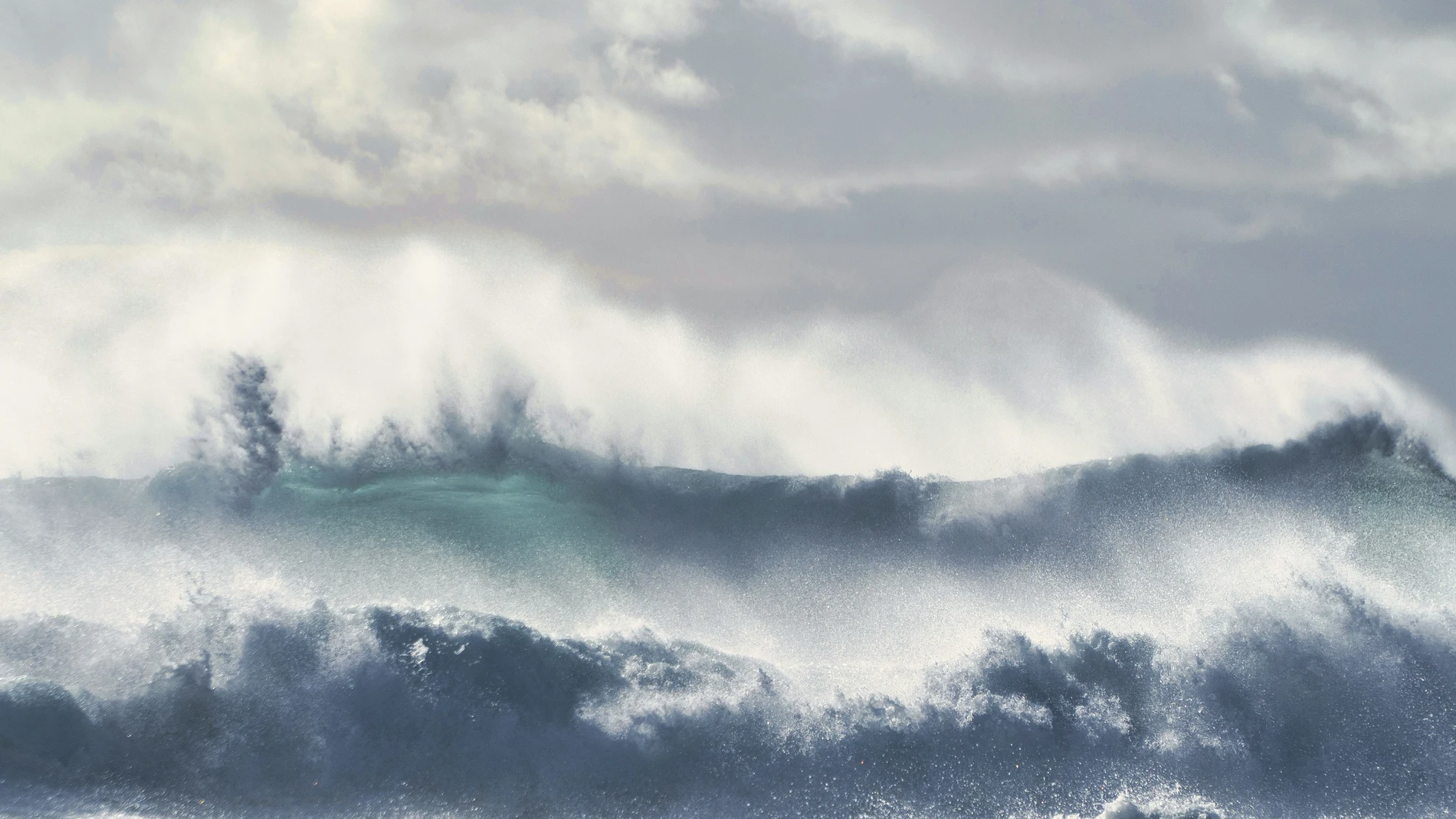 Por esta razón no existen olas de 100 metros (y qué récords reales se han medido)