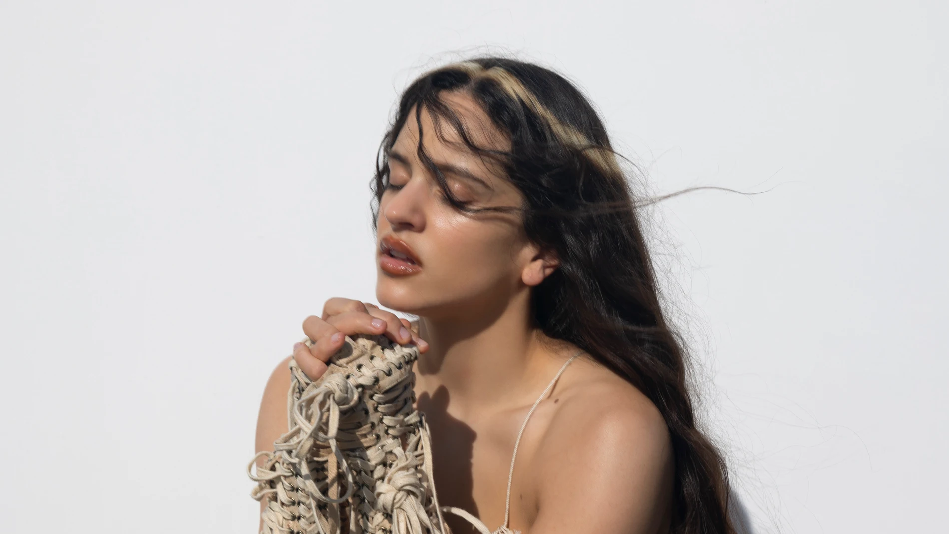Rosalía, en una foto promocional del nuevo álbum