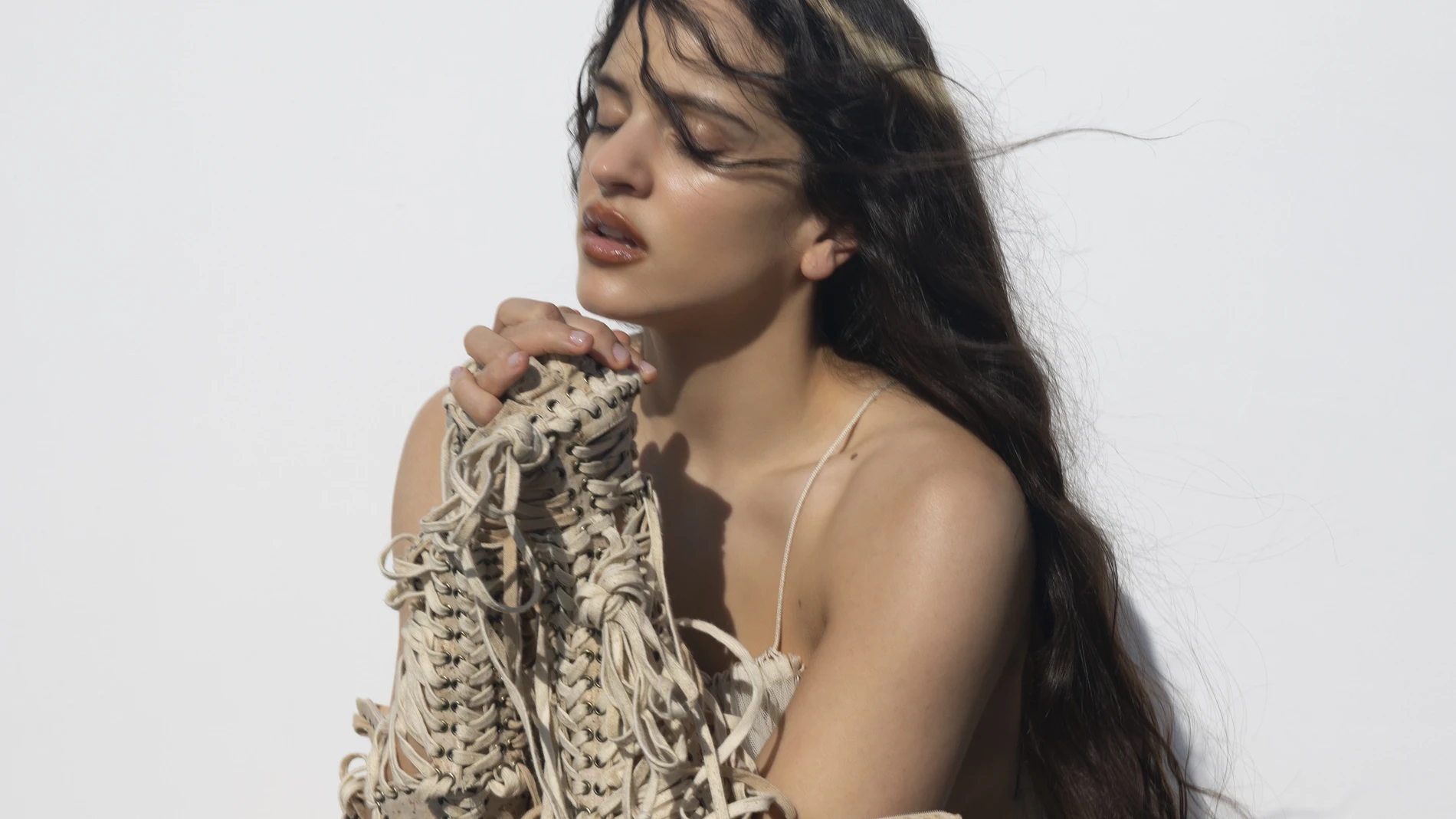 La artista Rosalía publica este viernes su cuarto disco, 'Lux'. REMITIDA / HANDOUT por NOAH DILLON - SONY MUSIC Fotografía remitida a medios de comunicación exclusivamente para ilustrar la noticia a la que hace referencia la imagen, y citando la procedencia de la imagen en la firma 05/11/2025