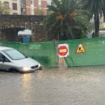 Calles inundadas, coches atrapados y parques cerrados debido a la lluvia en Cáceres