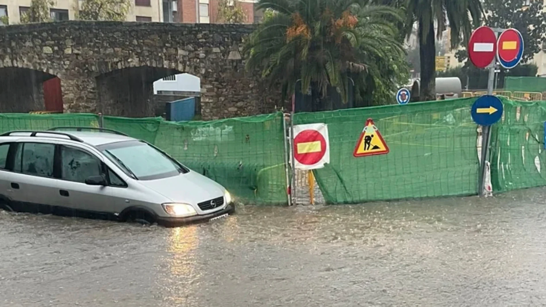 CÁCERES, 05/11/2025.- La lluvia intensa ha provocado calles inundadas, coches atrapados y parques cerrados en la ciudad de Cáceres, donde el Ayuntamiento ha recomendado a los ciudadanos que extremen las precauciones. EFE/Eduardo Villanueva
