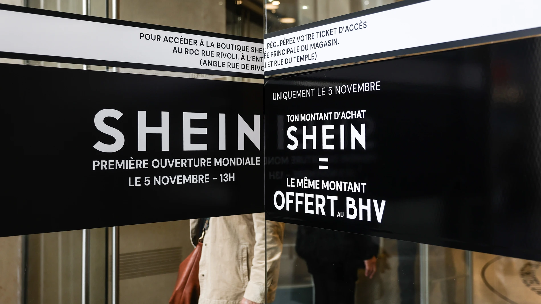 Paris (France), 05/11/2025.- A sign informs customers about opening promotions on the opening day of Shein's first-ever physical store in Paris, France, 05 November 2025. Shein’s arrival has sparked controversy, with a petition calling for its cancellation gathering 110,000 signatures. In 2025, the company was fined 191 million Euros for cookie law violations, false promotions, misleading information, and failing to disclose microplastics in products. The brand is also facing scandal over dol...