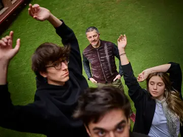 Entrevista el dramaturgo Pedro Víllora. Basado en la novela de Charles Dickens, Oliver Twist, el musical cuent Entrevista el dramaturgo Pedro Víllora. Basado en la novela de Charles Dickens, Oliver Twist, el musical cuenta con el mismo equipo creativo de Los chicos del coro, con Pedro Víllora como responsable de la adaptación y Juan Luis Iborra en la dirección, entre otros. La dirección musical correrá a cargo de Gerardo Gardelin. © Alberto R. Roldán / Diario La Razón 05 11 2025