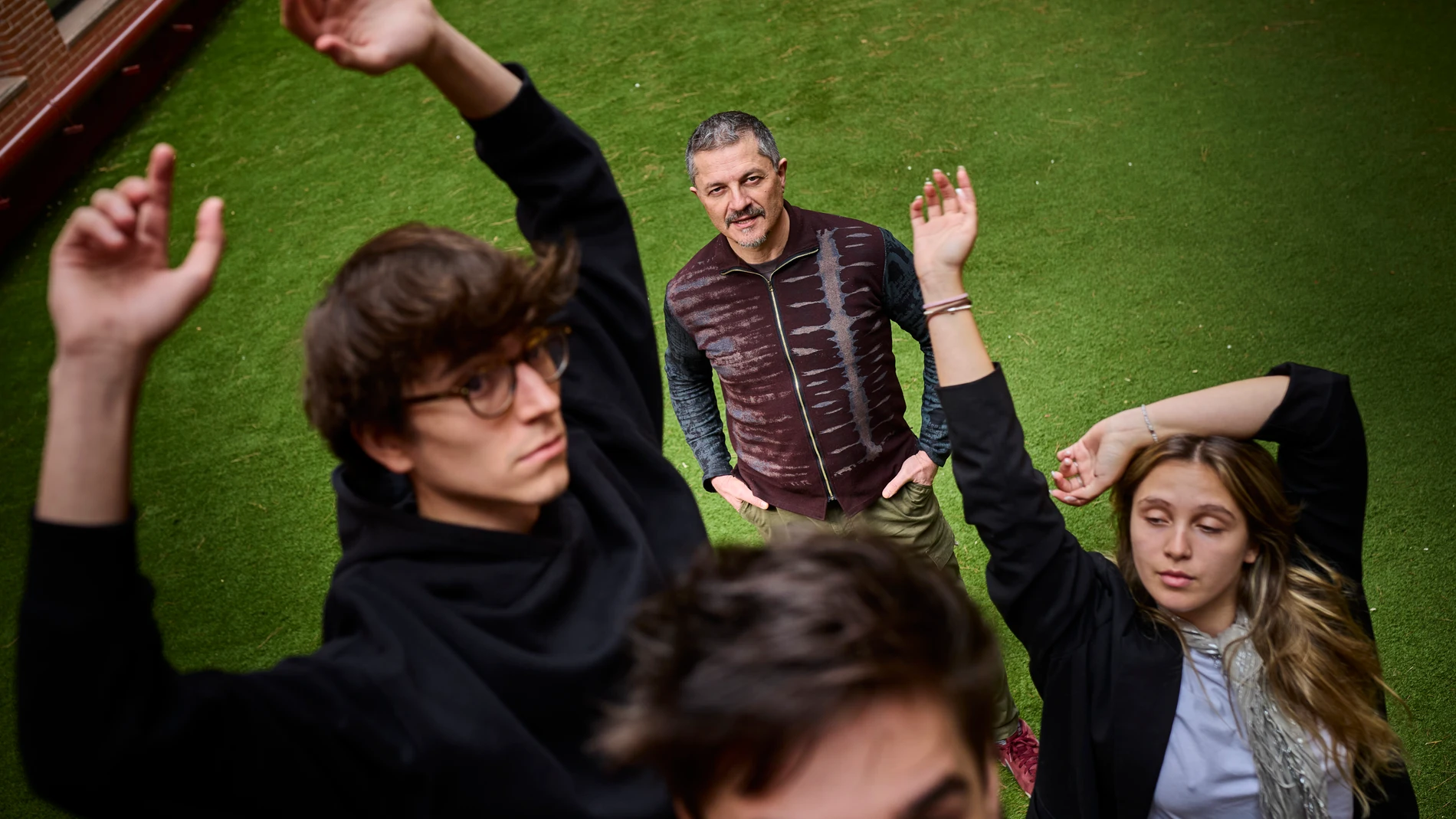 Entrevista el dramaturgo Pedro Víllora. Basado en la novela de Charles Dickens, Oliver Twist, el musical cuenta con el mismo equipo creativo de Los chicos del coro, con Pedro Víllora como responsable de la adaptación y Juan Luis Iborra en la dirección, entre otros. La dirección musical correrá a cargo de Gerardo Gardelin. © Alberto R. Roldán / Diario La Razón 05 11 2025