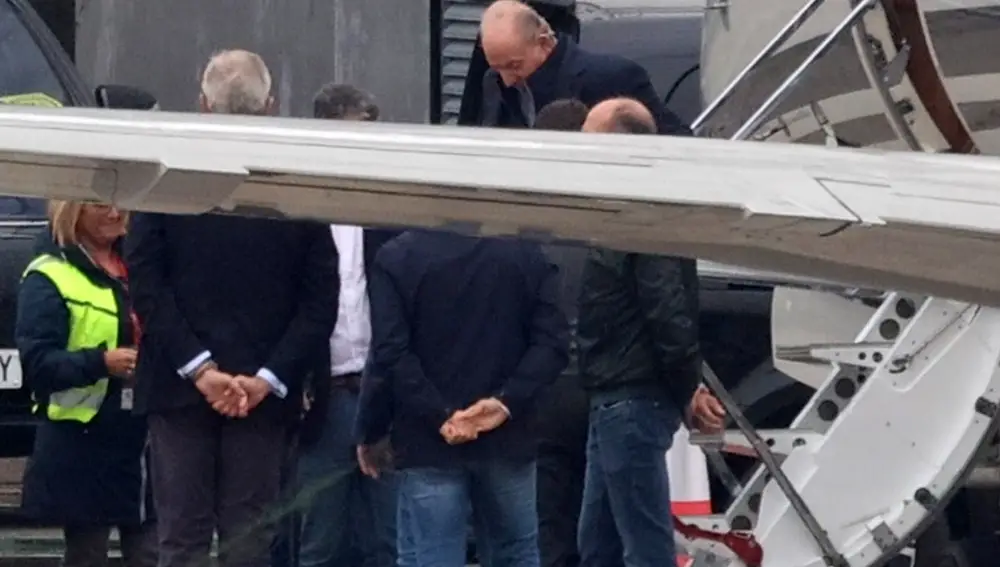 El Rey emérito Juan Carlos I llega al aeropuerto de Vigo