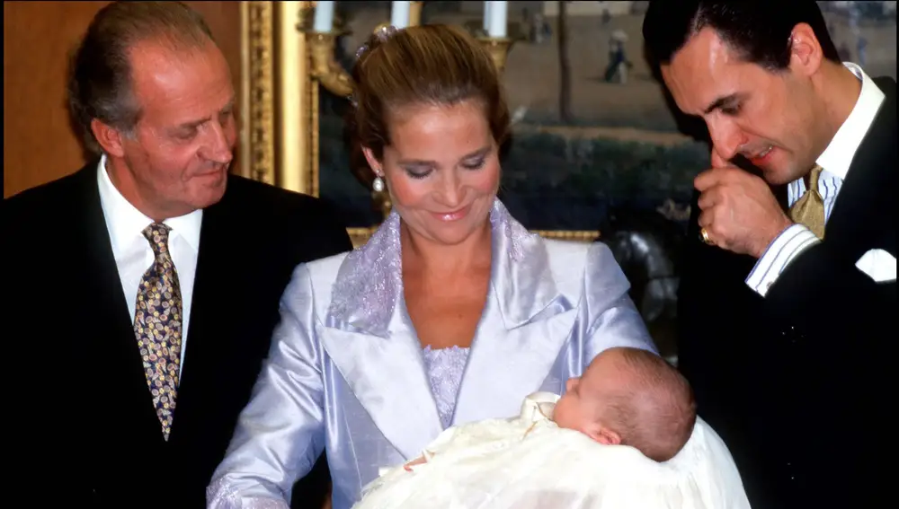 El Rey Juan Carlos I junto a la Infanta Elena y Jaime de Marichalar en el bautizo de su nieto Felipe Juan Froilán