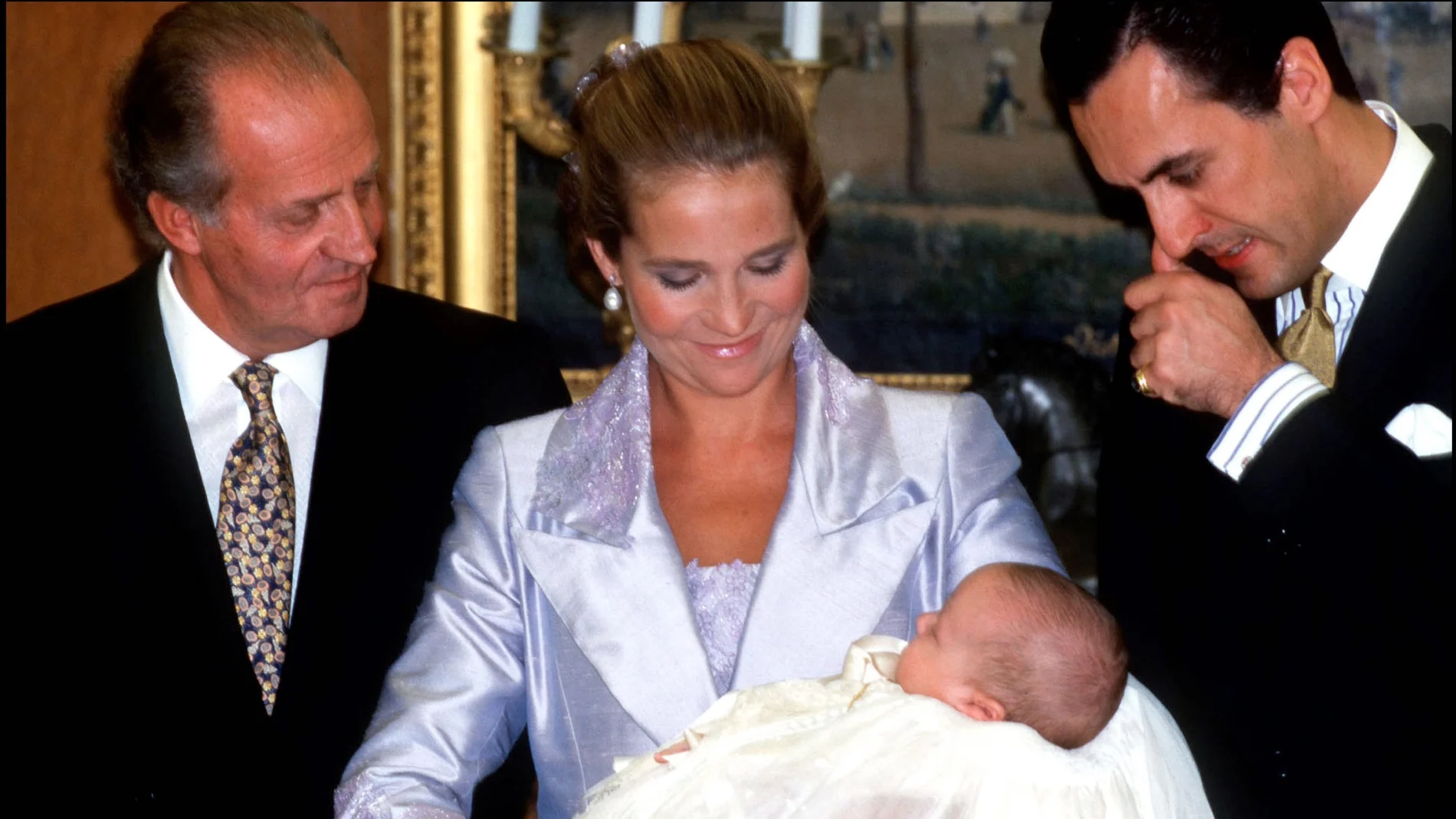 El Rey Juan Carlos I junto a la Infanta Elena y Jaime de Marichalar en el bautizo de su nieto Felipe Juan Froilán