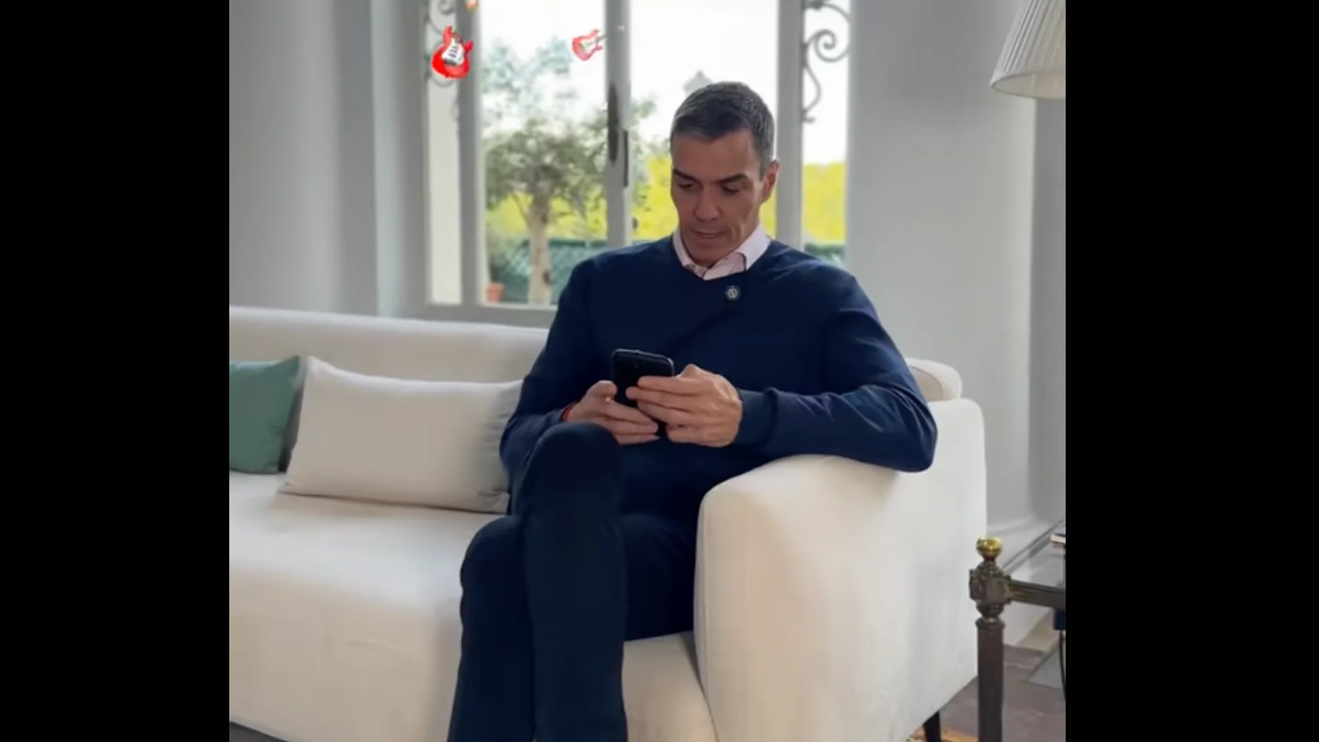 El presidente del Gobierno, Pedro Sánchez, en uno de sus vídeos de TikTok.