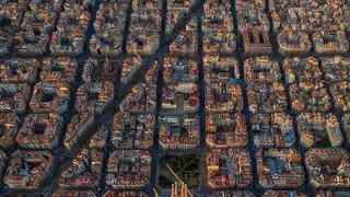 Vista aérea del Eixample de Barcelona, con la Daigonal atravesándolo Vista aérea del Eixample de Barcelona, con la Daigonal atravesándolo