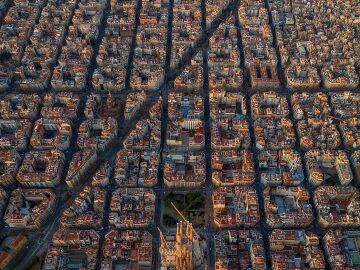 Vista aérea del Eixample de Barcelona, con la Daigonal atravesándolo