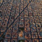 Vista a&eacute;rea del Eixample de Barcelona, con la Daigonal atraves&aacute;ndolo