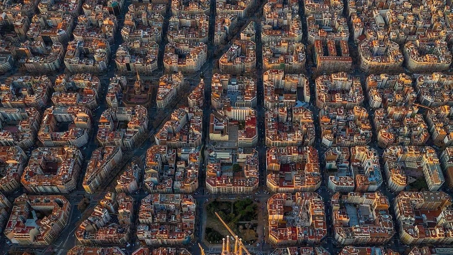 Vista aérea del Eixample de Barcelona, con la Daigonal atravesándolo