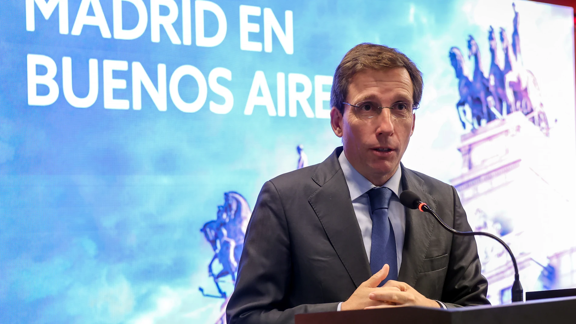 AME5583. BUENOS AIRES (ARGENTINA), 05/11/2025.- El alcalde de Madrid, José Luis Martínez Almeida, habla durante un encuentro profesional entre el sector turístico de Madrid y Buenos Aires para luego reunirse con estudiantes de la Universidad Austral este miércoles, en Buenos Aires (Argentina). EFE/ Juan Ignacio Roncoroni