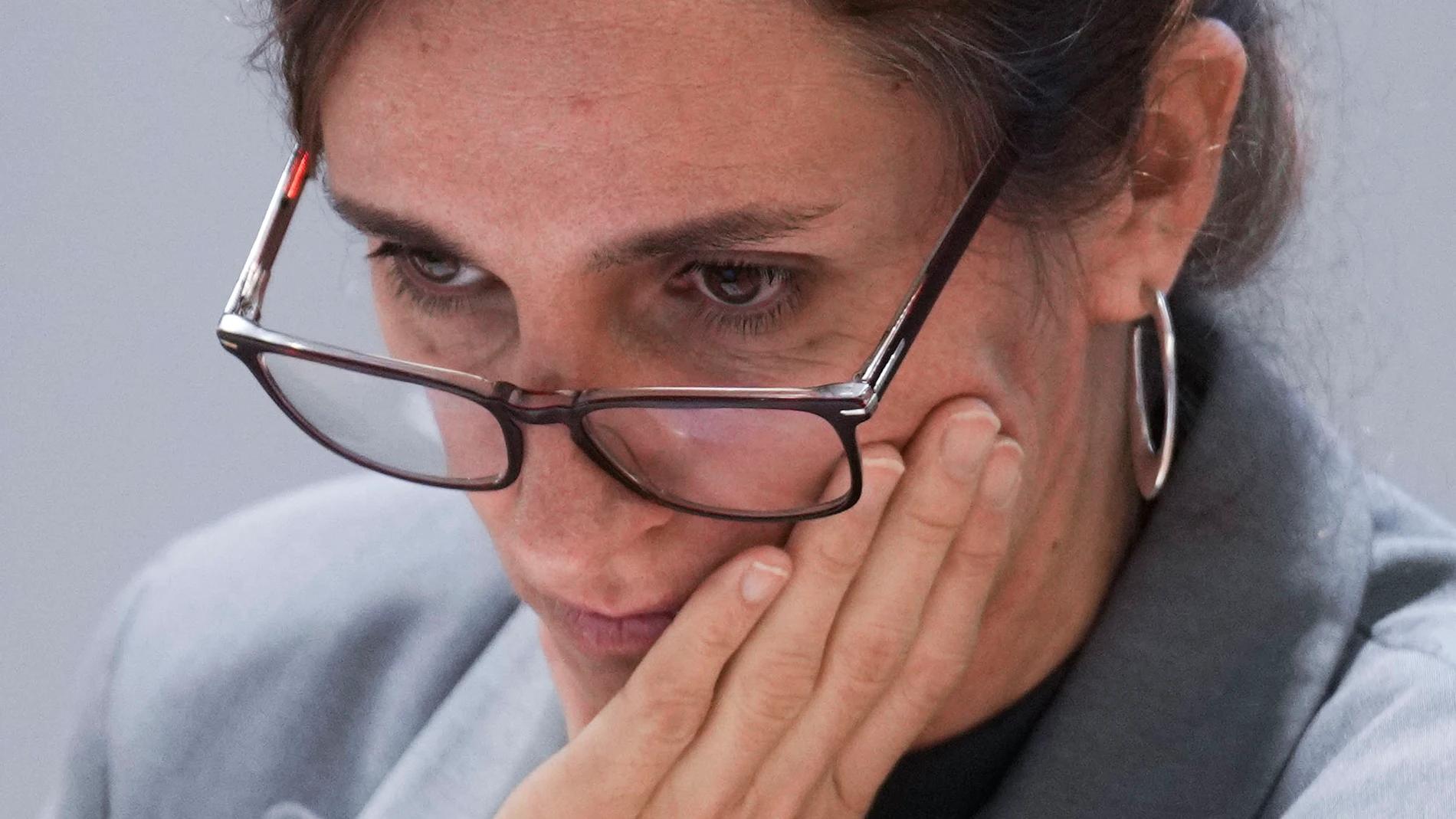 MADRID, 05/11/2025.- La ministra de Sanidad, Mónica García (c), durante la presentación de la última encuesta sobre uso de drogas en enseñanzas secundarias en España de 2025, este miércoles, en la Delegación del Gobierno para el Plan Nacional sobre Drogas, en Madrid. EFE/ Borja Sánchez-Trillo