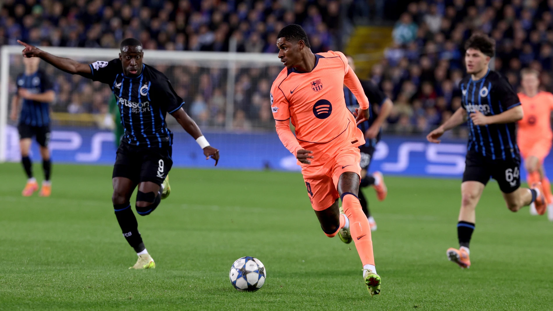 BRUGES (Belgium), 05/11/2025.- Marcus Rashford (C) of Barcelona in action during the UEFA Champions League league phase match between Club Brugge KV and FC Barcelona, in Bruges, Britain, 05 November 2025. (Liga de Campeones, Bélgica, Reino Unido, Brujas) EFE/EPA/OLIVIER MATTHYS
