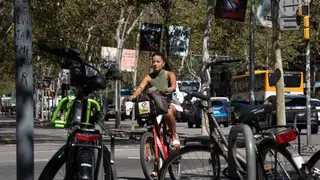Una persona circula en bicicleta eléctrica en Barcelona Una persona circula en bicicleta eléctrica en Barcelona