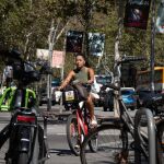  Una persona circula en bicicleta eléctrica en Barcelona