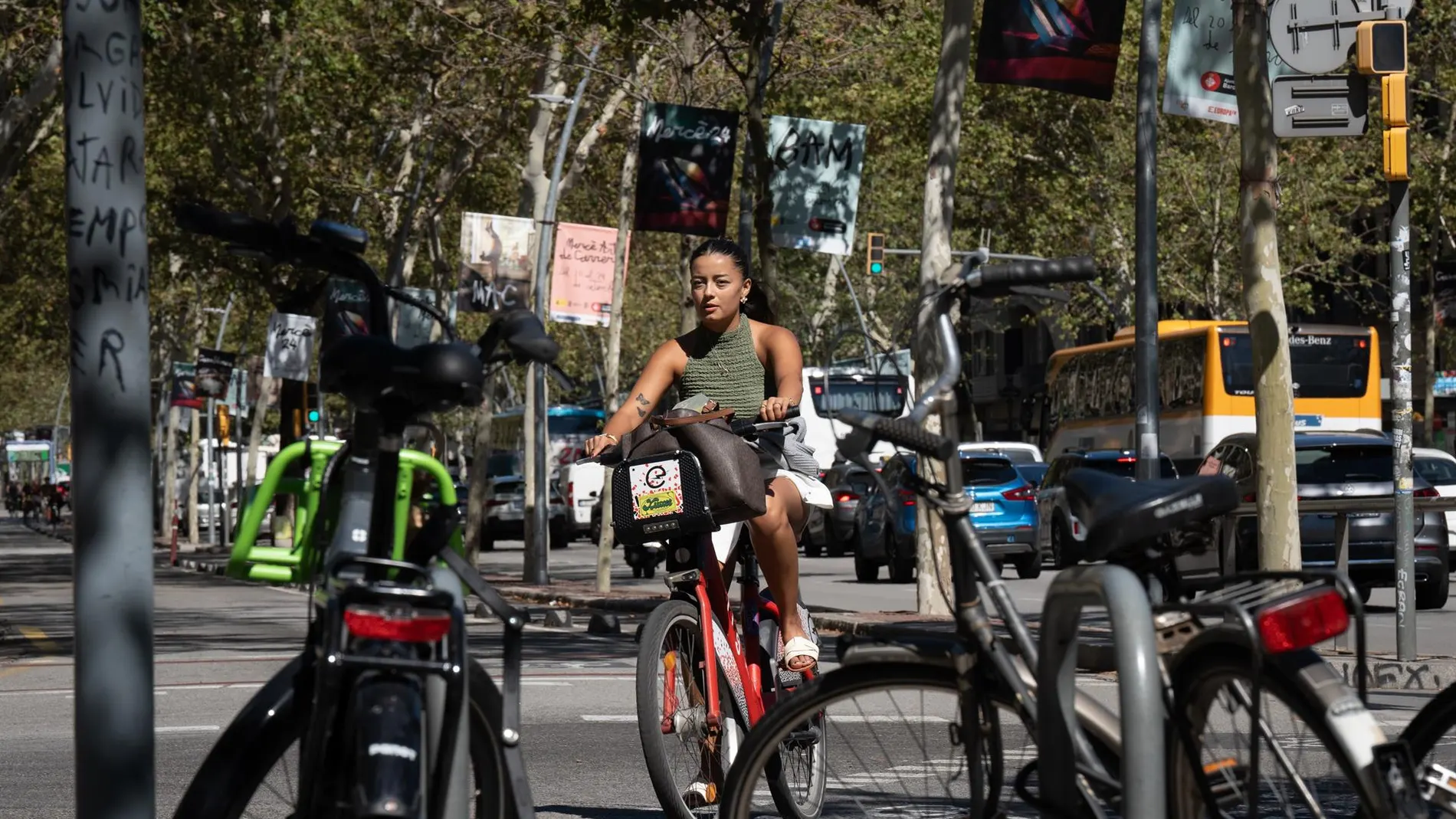 Una persona circula en bicicleta eléctrica en Barcelona