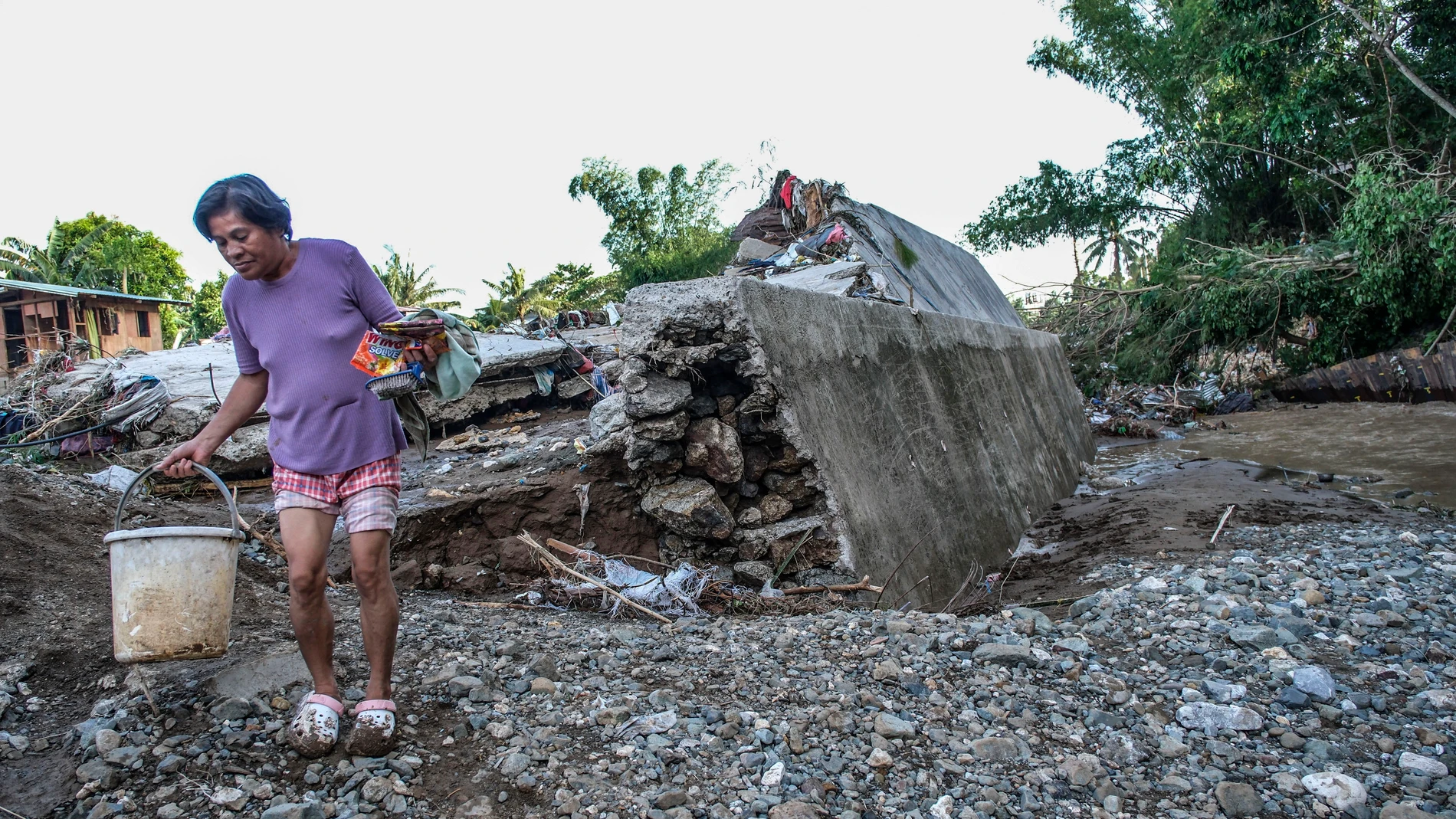 Cebu City (Philippines), 05/11/2025.- A resident walks past parts of a river wall damaged due to floods caused by typhoon Kalmaegi at a riverside community in Bacayan, Cebu City, Philippines, 05 November 2025. Typhoon Kalmaegi crossed the Visayas region of the central Philippines on 04 November and caused floods, power outages, and damage to property. According to the National Disaster Risk Reduction and Management Council (NDRRMC), 66 people have died from effects of the typhoon. Data from t...