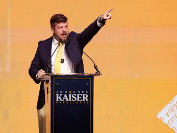 La extrema derecha más radical y libertaria toma impulso en Chile y se acerca a ultra Kast ACOMPAÑA CRÓNICA: CHILE ELECCIONES AME5599. SANTIAGO (CHILE), 05/11/2025.- El candidato presidencial del Partido Nacional Libertario, Johannes Kaiser, habla en un acto de campaña este martes, en Santiago (Chile). Con un discurso más radical, bronco y vociferante, el candidato presidencial ultraderechista Johannes Kaiser ha ido tomando impulso en las últimas semanas y podría convertirse, según distintos analistas, en la sorpresa de las elecciones del próximo 16 de noviembre. EFE/ Elvis González
