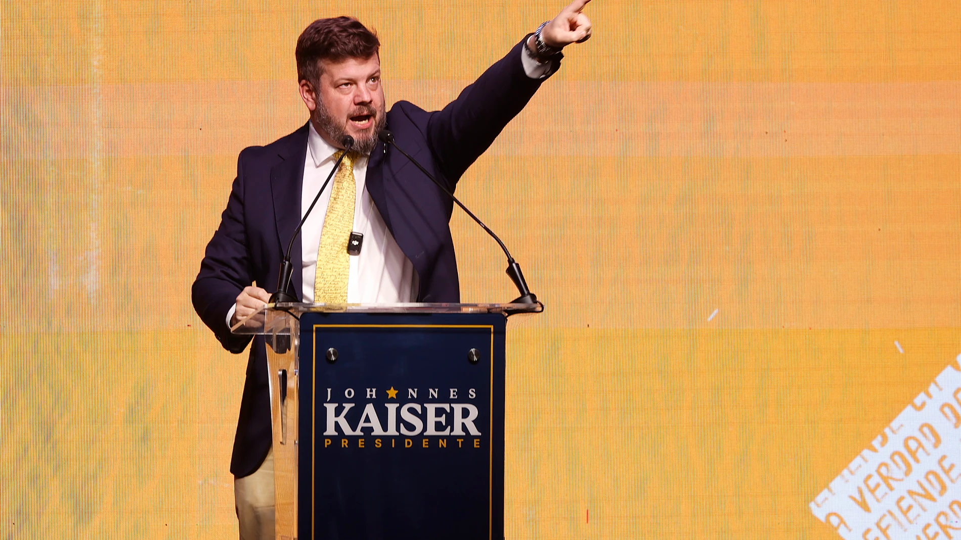 ACOMPAÑA CRÓNICA: CHILE ELECCIONES AME5599. SANTIAGO (CHILE), 05/11/2025.- El candidato presidencial del Partido Nacional Libertario, Johannes Kaiser, habla en un acto de campaña este martes, en Santiago (Chile). Con un discurso más radical, bronco y vociferante, el candidato presidencial ultraderechista Johannes Kaiser ha ido tomando impulso en las últimas semanas y podría convertirse, según distintos analistas, en la sorpresa de las elecciones del próximo 16 de noviembre. EFE/ Elvis González