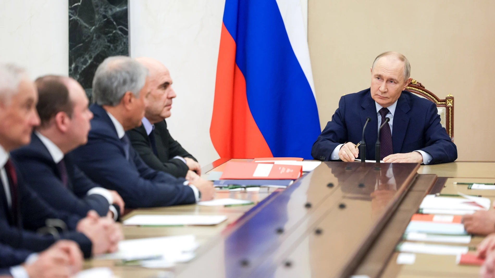 MOSCOW (Russian Federation), 05/11/2025.- Russian President Vladimir Putin attends a meeting with members of the Security Council at the Kremlin in Moscow, Russia, 05 November 2025. (Rusia, Moscú) EFE/EPA/GAVRIIL GRIGOROV / SPUTNIK / KREMLIN POOL MANDATORY CREDIT