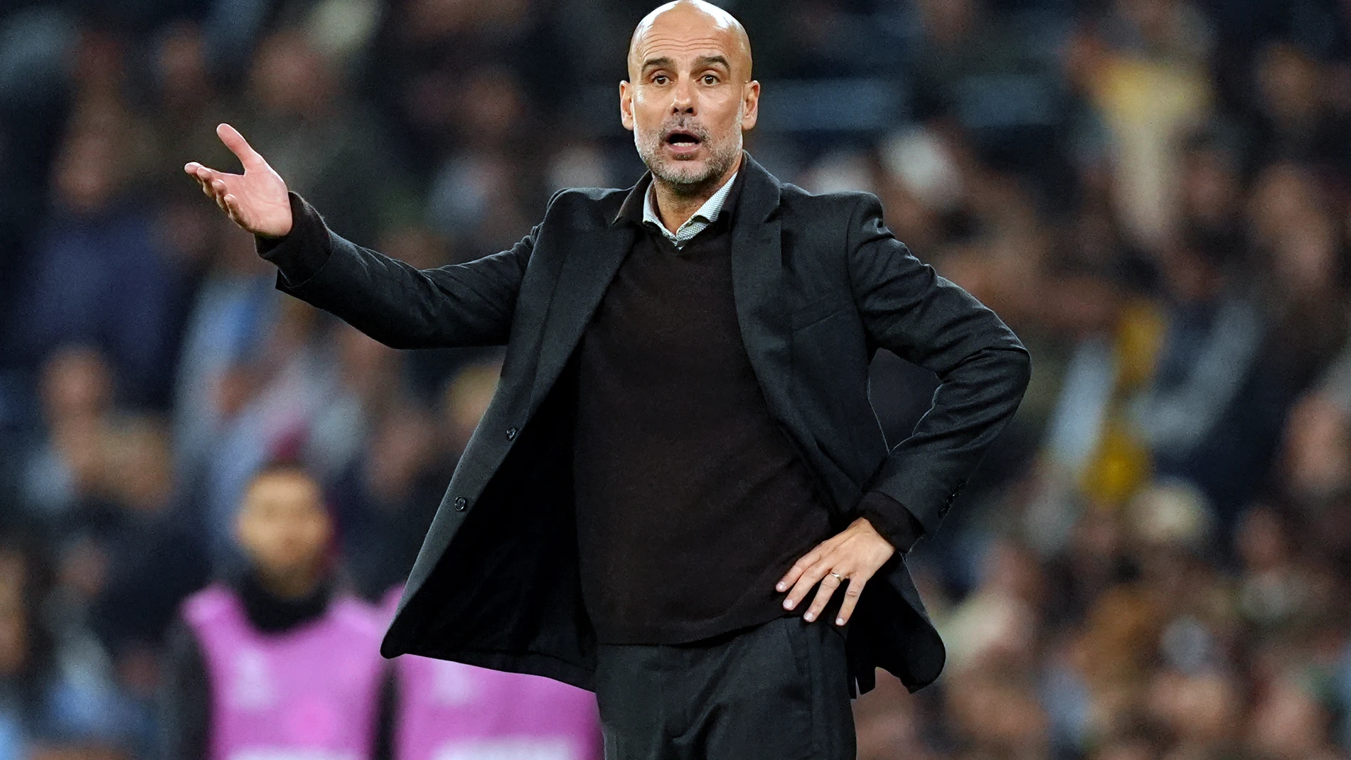 05 November 2025, United Kingdom, Manchester: Manchester City manager Pep Guardiola gestures on the touchline during the UEFA Champions League soccer match between Manchester City and Borussia Dortmund at the Etihad Stadium. Photo: Martin Rickett/PA Wire/dpa 05/11/2025 ONLY FOR USE IN SPAIN