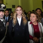 Chiara Ferragni, protegida por la policía a su llegada al juicio