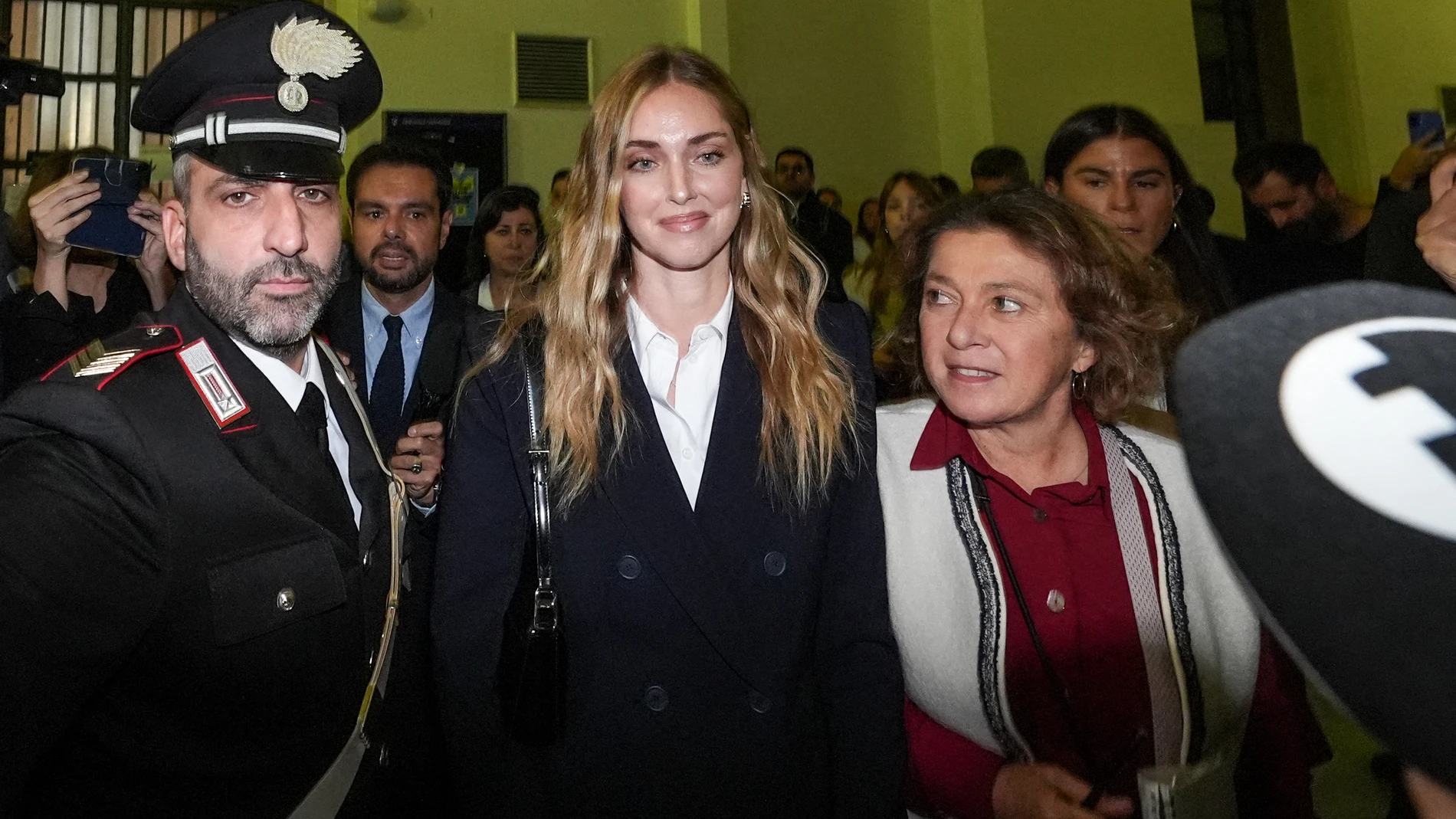 Chiara Ferragni, protegida por la policía a su llegada al juicio