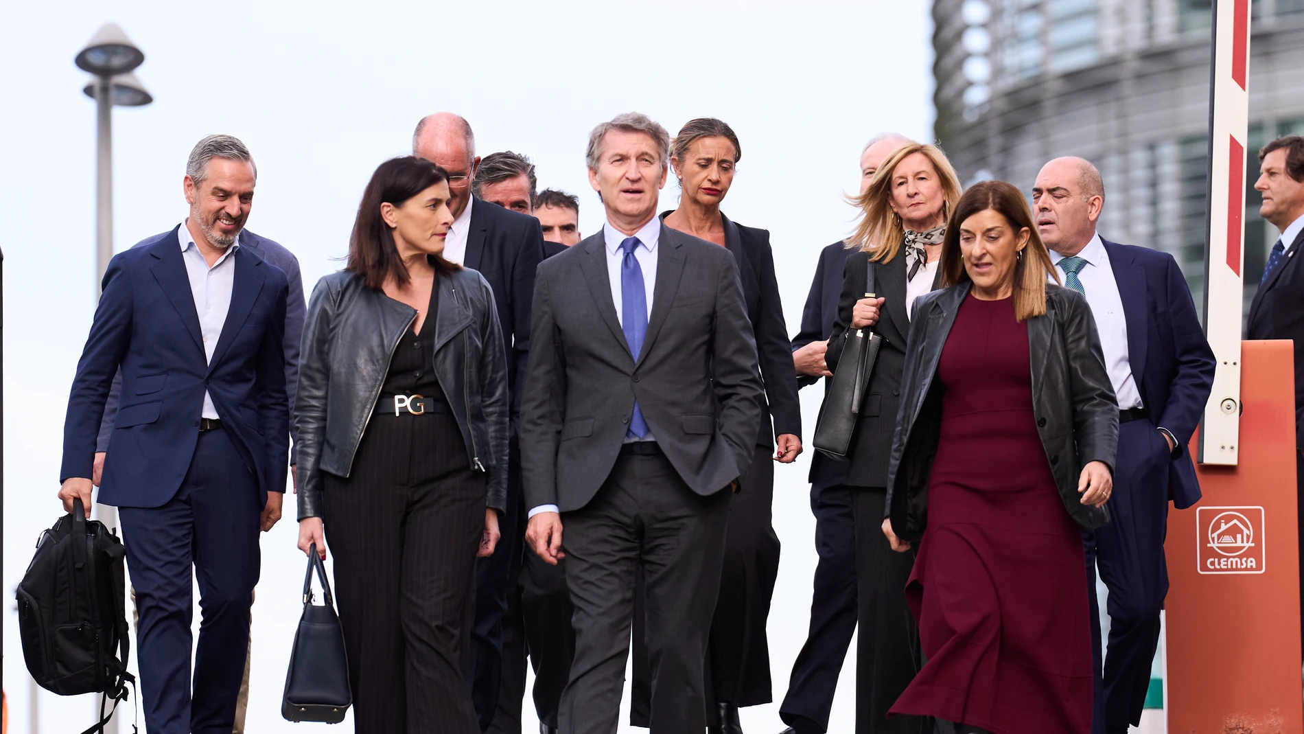 El presidente del Partido Popular, Alberto Núñez Fejióo, y la presidenta de Cantabria, María José Sáenz de Buruaga (d), a su llegada a la presentación del Plan Nacional de Autónomos, en el Edificio Bisalia del PCTCAN, a 5 de noviembre de 2025, en Santander, Cantabria (España). El plan propone que los nuevos autónomos disfruten de “tarifa cero” en cotizaciones el primer año (y en algunos casos, el segundo) y que quienes facturen menos de 85.000 euros queden exentos de pagar IVA.05 NOVIEMBRE ...