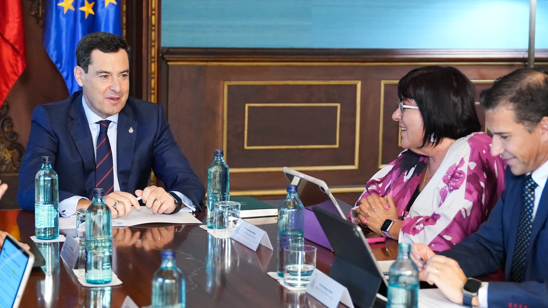 El presidente de la Junta, Juanma Moreno, reunido con los miembros del Colegio Andaluz de Enfermería