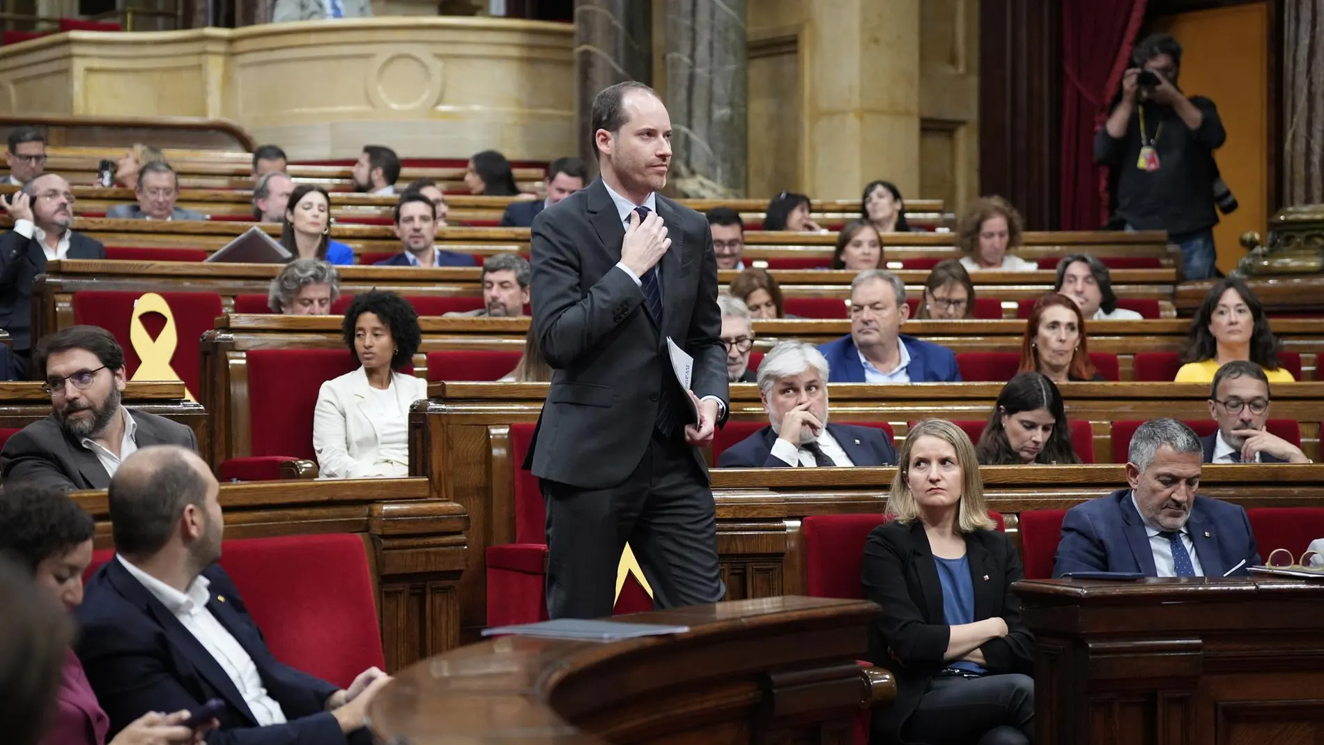 El portavoz del PP del Parlament, Juan Fernández, interviene durante la tercera jornada del Debate de Política General, en el Parlament de Catalunya