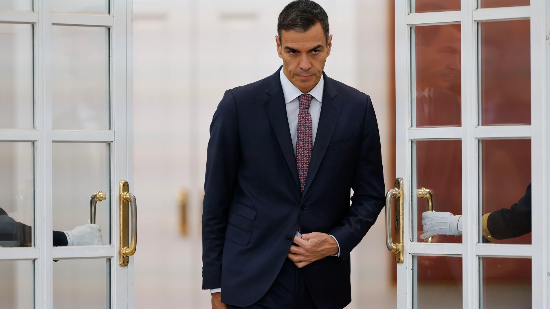 MADRID, 05/11/2025.- El presidente del Gobierno, Pedro Sánchez, sale a recibir al sultán del Sultanato de Omán, Shaitham Bin Tariq Al-Busaid, antes de mantener una reunión en el Palacio de la Moncloa, este miércoles. EFE/ Mariscal