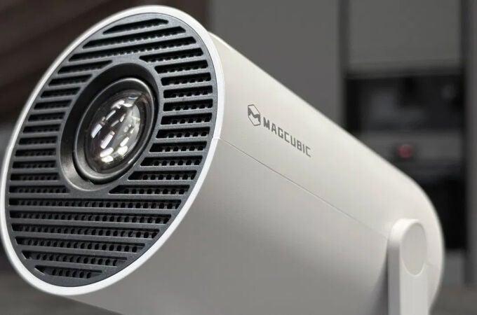 El proyector con Android más barato que puedes poner en tu habitación: compacto y ligero