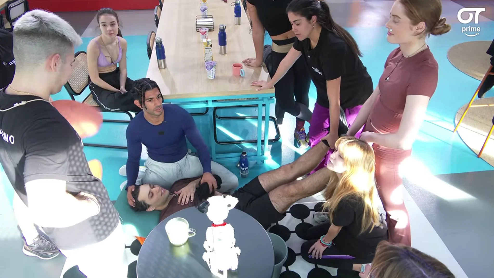 Tinho, tendido en el suelo de la Academia de 'OT 2025' tras sufrir un desmayo