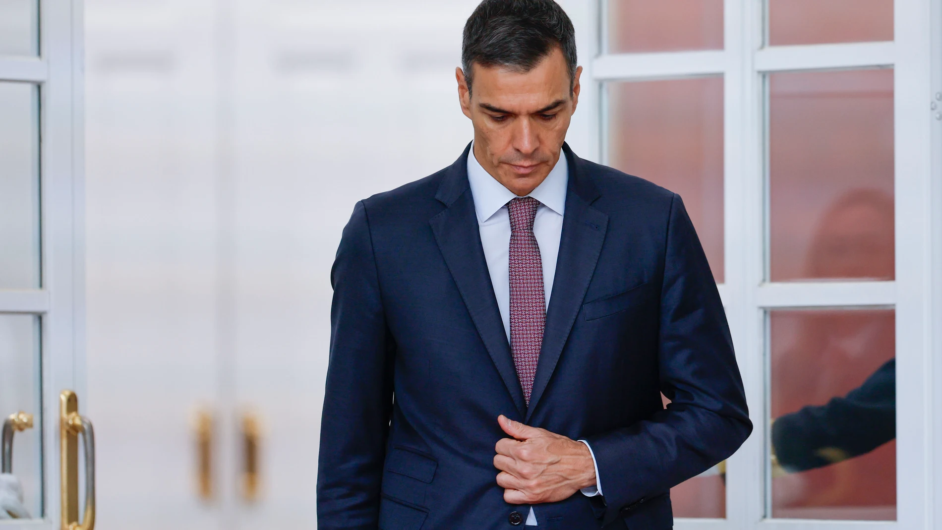 MADRID, 05/11/2025.- El presidente del Gobierno, Pedro Sánchez, sale a recibir al sultán del Sultanato de Omán, Shaitham Bin Tariq Al-Busaid, antes de mantener una reunión en el Palacio de la Moncloa, este miércoles. EFE/ Mariscal