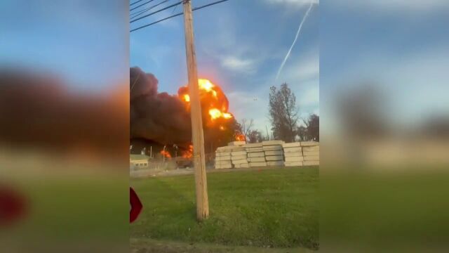 Tragedia aérea en Kentucky: un avión de UPS se estrella en Louisville y provoca un gran incendio con siete muertos Tragedia aérea en Kentucky: un avión de UPS se estrella en Louisville y provoca un gran incendio con siete muertos