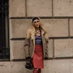 La influencer Emili Sindlev en la semana de la moda de París con falda columna.