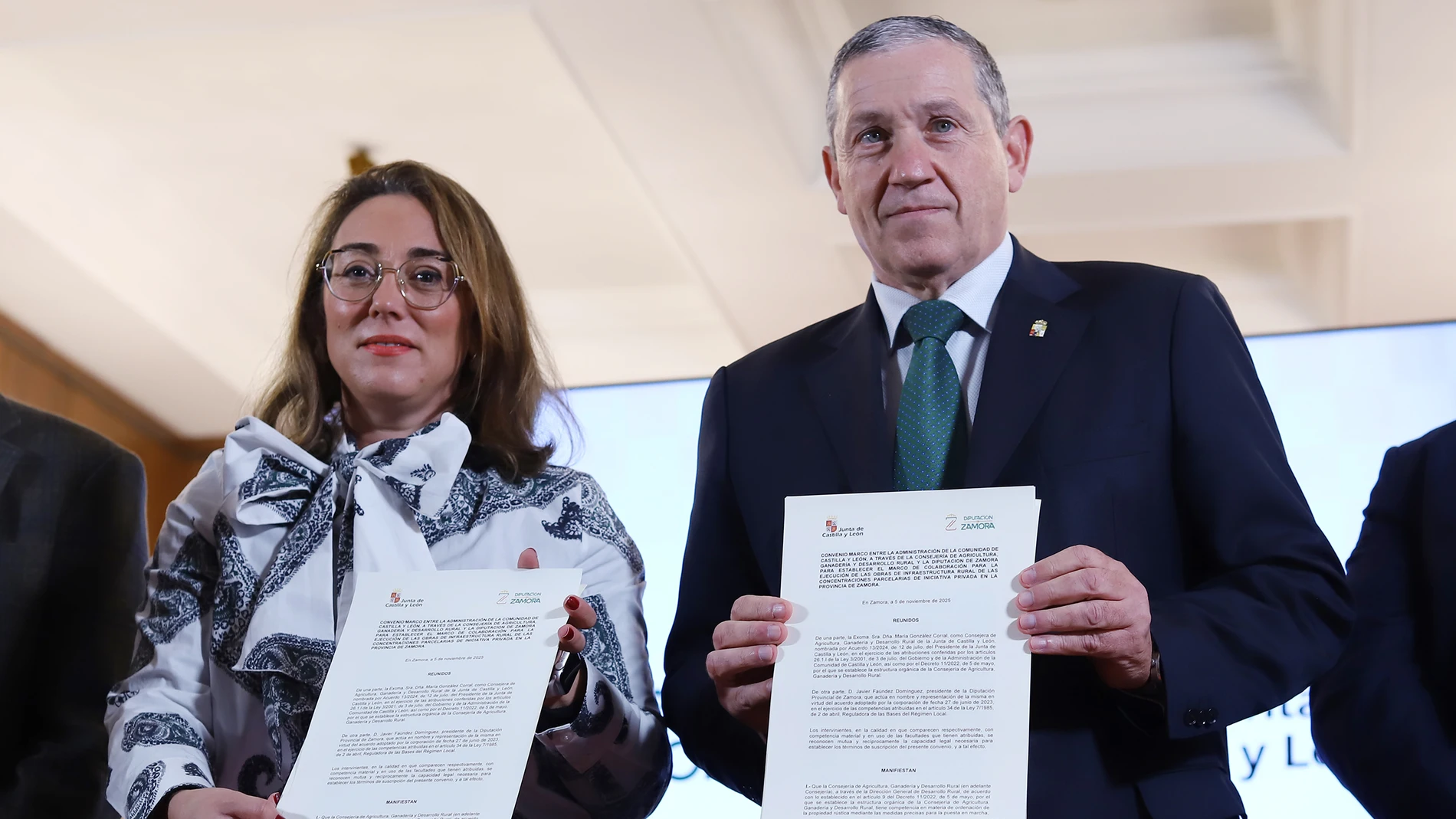 González Corral junto a Javier Faúndez en la firma del convenio
