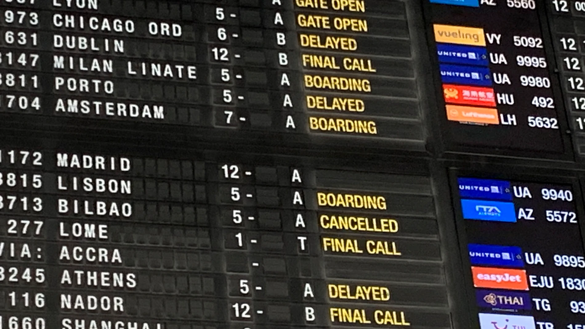 BRUSELAS, 05/11/2025.- Panel informativo de la cancelación de 40 vuelos en el aeropuerto de Bruselas. Bélgica ha convocado de urgencia este miércoles al Consejo Nacional de Seguridad, que se reunirá hoy o mañana, para abordar las perturbaciones que se produjeron la pasada noche en los aeropuertos de Bruselas y Lieja (este) tras el avistamiento de drones, que siguen afectando a algunos vuelos esta mañana. EFE/ Ignacio Blanco