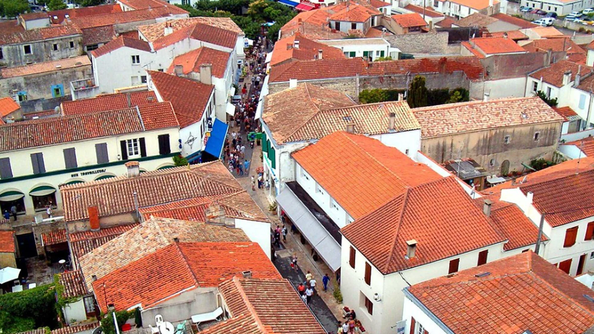 Vista del centro de la isla de Oleron en Francia en una foto de archivo