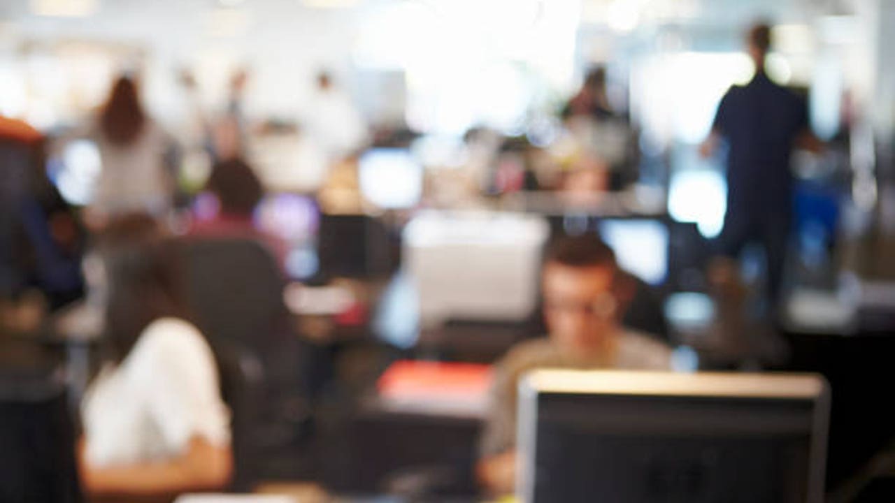 Empleados públicos reciben subida salarial y atrasos retroactivos