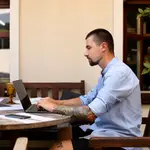 Si pasas muchas horas sentado al día, debes tomar estos alimentos