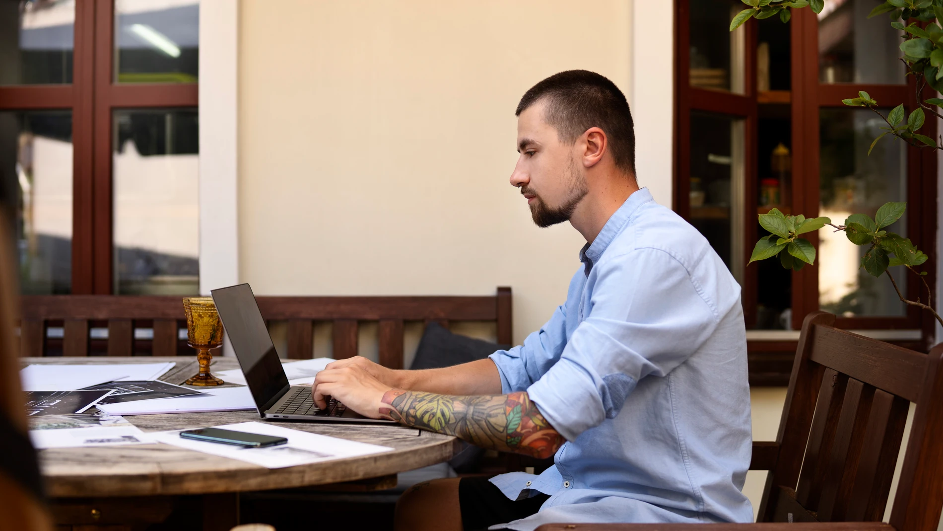 Si pasas muchas horas sentado al día, debes tomar estos alimentos