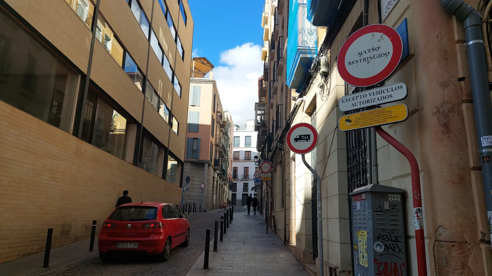 Señal de tráfico que prohíbe el acceso al Casco Antiguo de Alicante a vehículos, excpeto los autorizados
