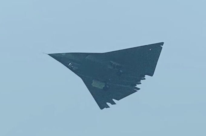 Una de las imágenes del nuevo modelo de caza chino Una de las imágenes del nuevo modelo de caza chino