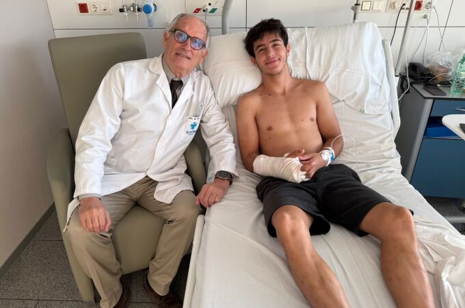 José Antonio Rueda, junto al doctor Xavier Mir tras su operación