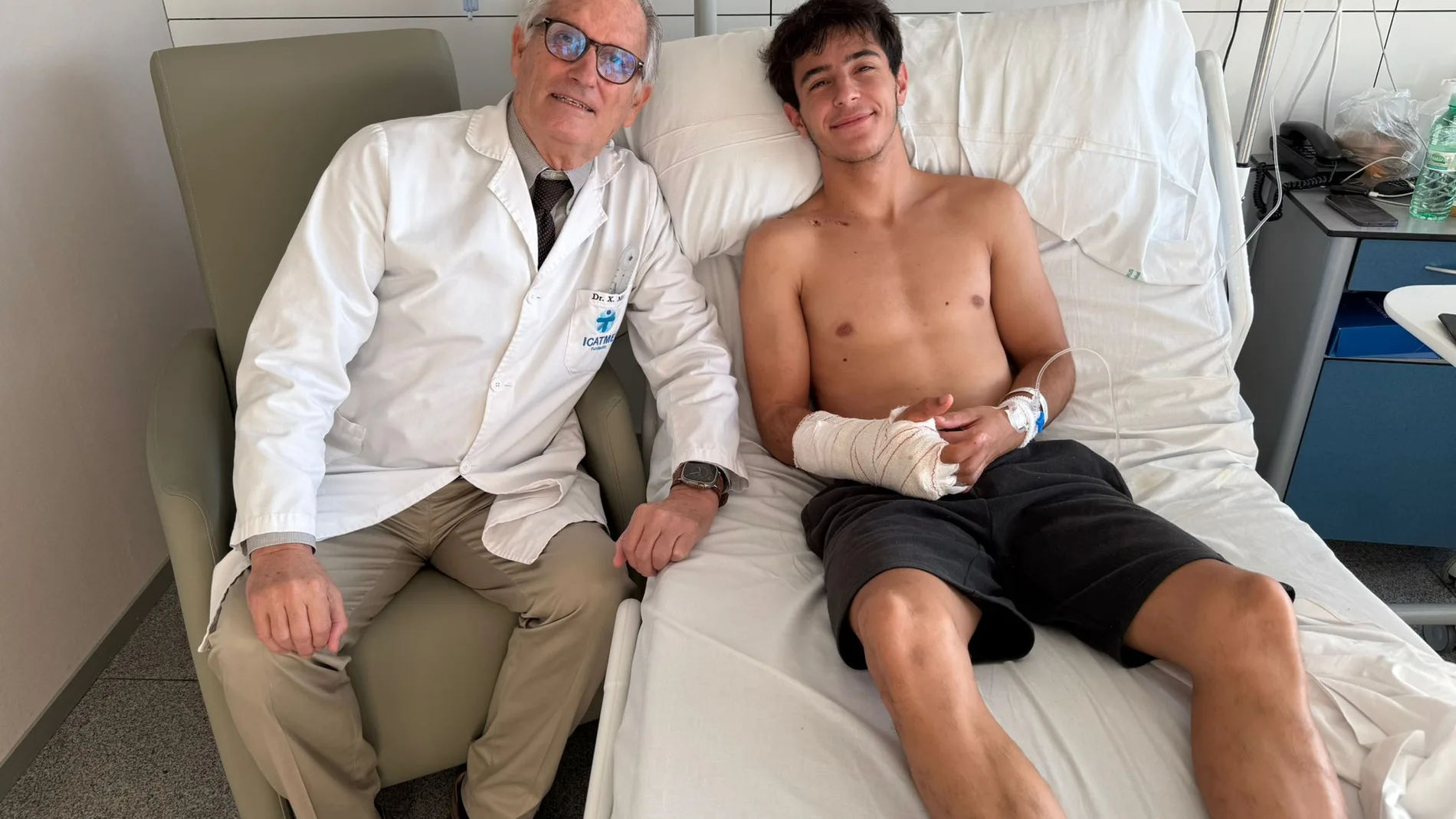 José Antonio Rueda, junto al doctor Xavier Mir tras su operación