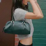 Modelo de zara con bolso tipo bowling.